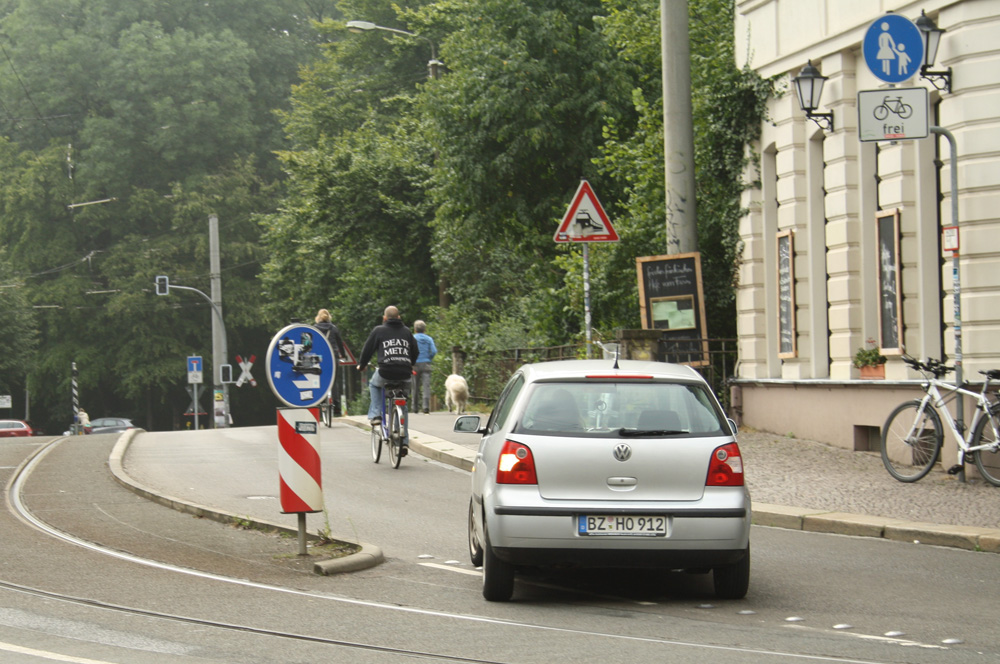 Situation auf der Südseite der Rödelbrücke: Die meisten Radfahrer fahren lieber auf der Fahrbahn, der Fußweg ist einfach zu schmal. Foto: Ralf Julke