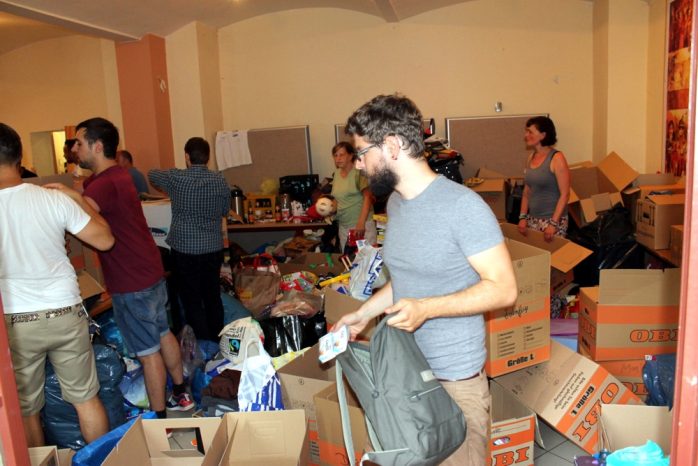 Am Abend lobte Sonja Brogiato vom Flüchtlingsrat auch die Qualität der Spenden, welche vor Ort von Freiwilligen sortiert wurden. Foto: Andreas Bernatschek