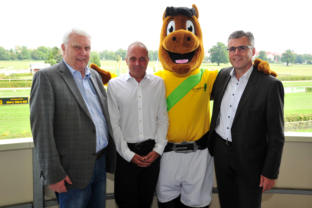 v.l.n.r.: Jürgen Funke, Präsident des Leipziger Reit- und Rennverein Scheibenholz e.V., Alexander Leip, Geschäftsführer der Scheibenholz GmbH, das neue Scheibenholz-Maskottchen "Toto" und Jürgen Grasse, Abteilungsleiter Vertrieb von SACHSENLOTTO. Foto: Dieter Grundmann/Westend-PR