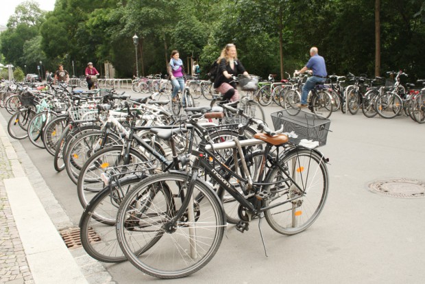 Ein kleiner Fortschritt in der Schillerstraße: viele neue Radbügel und ein Stück autobefreiter Straße. Foto: Ralf Julke