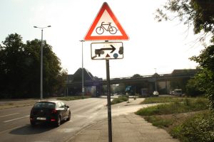 Kurz vor der Auffahrt zur B2 taucht dieses Schild auf, das Autofahrer vor Radfahrern warnt, die vom rumpeligen Fußweg geradeaus wollen. Foto: Ralf Julke