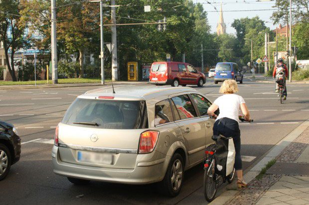 Hier wird's für Radfahrer ganz eng: Kreuzung Georg-Schumann-Straße / Lützowstraße. Foto: Ralf Julke
