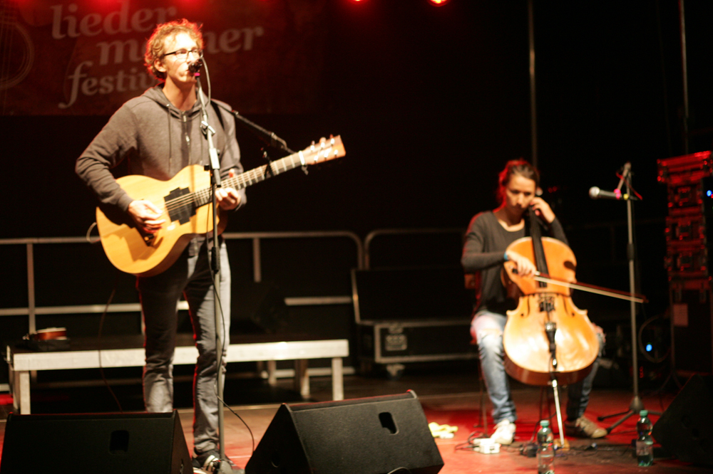 Hannes Wittmer und Clara Jochum schickten die 100 Zuschauer mit ihren Klängen in die Nacht Foto: Sebastian Beyer