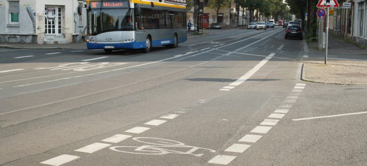 Gorkistraße / Kreuzung Waldbaurstraße: Wer hier Rad fährt, tut gut daran, Blickkontakt mit den Autofahrern aufzunehmen. Foto: Ralf Julke