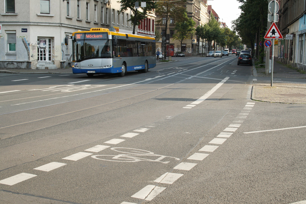 Gorkistraße / Kreuzung Waldbaurstraße: Wer hier Rad fährt, tut gut daran, Blickkontakt mit den Autofahrern aufzunehmen. Foto: Ralf Julke