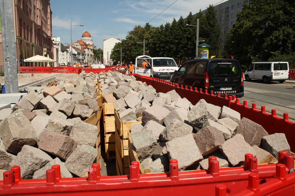 Steinvorrat vor dem "Volkshaus". Der Straßenabschnitt soll bis Ende August fertig werden. Foto: Ralf Julke