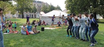 Im Rahmen der Veranstaltung "Oasenspiel" des Stadtteilprojekts im Leipziger Osten luden an der Kulturjurte kurdische, syrische und irakische Flüchtlinge zum gemeinsamen Tanz ein. Foto: Dresdner59