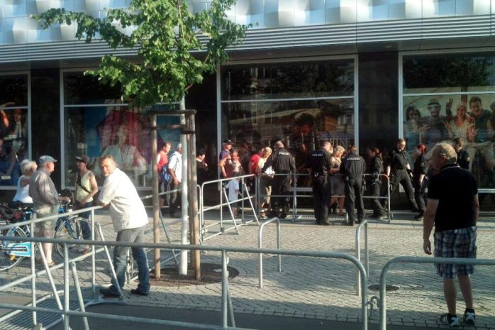 Taschenkontrollen bei Legida. Foto: L-IZ