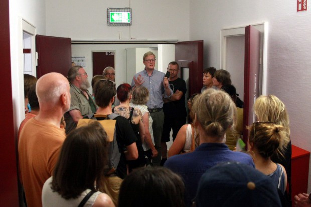 Tassio Wolff-Metternich im Gespräch mit Besuchern. Foto: Alexander Böhm