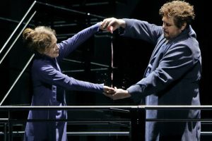 Tristan (Stephen Gould) und Isolde (Evelyn Herlitzius) verschmähen den Liebestrank. Foto: Bayreuther Festspiele / Enrico Nawrath
