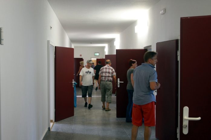 Am Tag der offenen Tür: Besucher in den Gängen der Erstaufnahmeeinrichtung Friederikenstraße 37. Foto: L-IZ