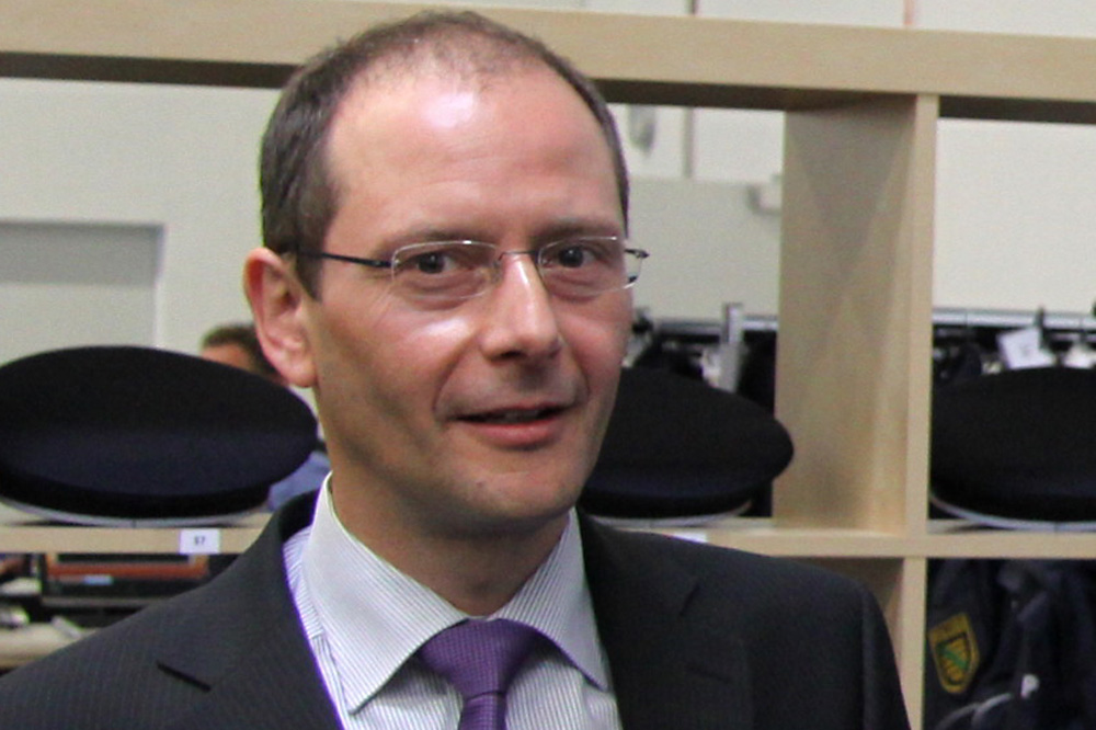 Auf einmal fehlen ihm die Polizisten: Sachsens Innenminister Markus Ulbig. Foto: Matthias Weidemann