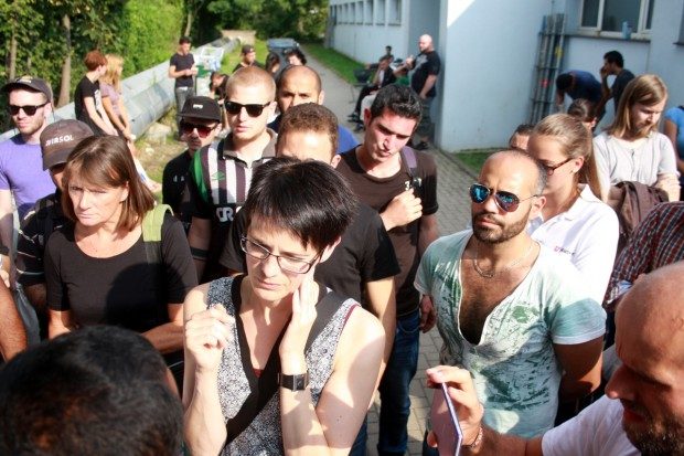 Vertreter der Landesdirektion versuchen eine Entscheidung mit den Flüchtlingen zu finden. Foto: Alexander Böhm