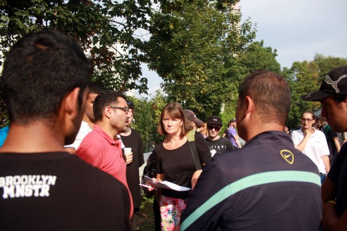 Vertreter der Landesdirektion besprechen Möglichkeiten mit Flüchtlingen