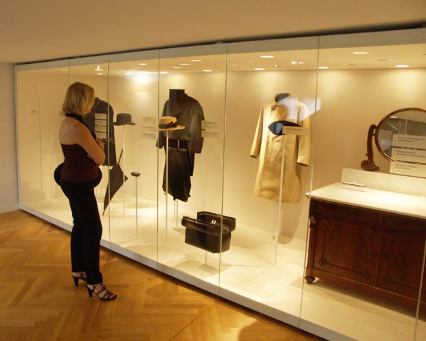 Richard Wagners begehbarer Kleiderschrank. Nur eine Glasscheibe hindert am Anprobieren. Foto: Karsten Pietsch