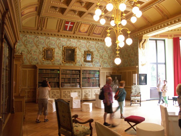 Besucher in Richard Wagners Arbeitszimmer. Verhüllte Möbel dürfen benutzt werden. Bei Originalen gilt „Bitte nicht berühren!“ Foto: Karsten Pietsch