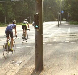Der sicherere Weg, um in den Zöllnerweg zu kommen: Schon vor der Kreuzung auf die Fahrbahn fahren. Foto: Ralf Julke