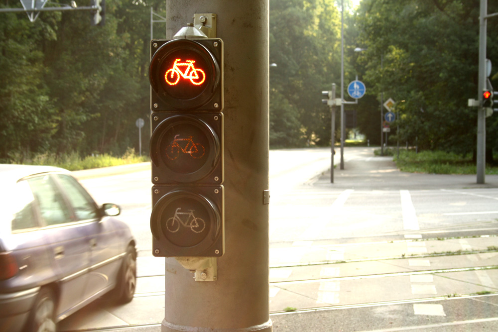 Kreuzung Waldstraße / Zöllnerweg: Der Radweg führt auf der anderen Seite scheinbar noch weiter, endet aber nach 20 Metern. Foto: Ralf Julke