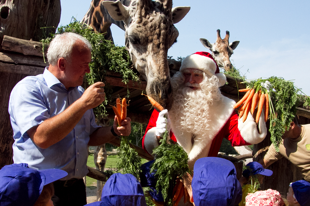 Zoodirektor Prof. Junhold und der Weihnachtsmann Foto: Zoo Leipzig