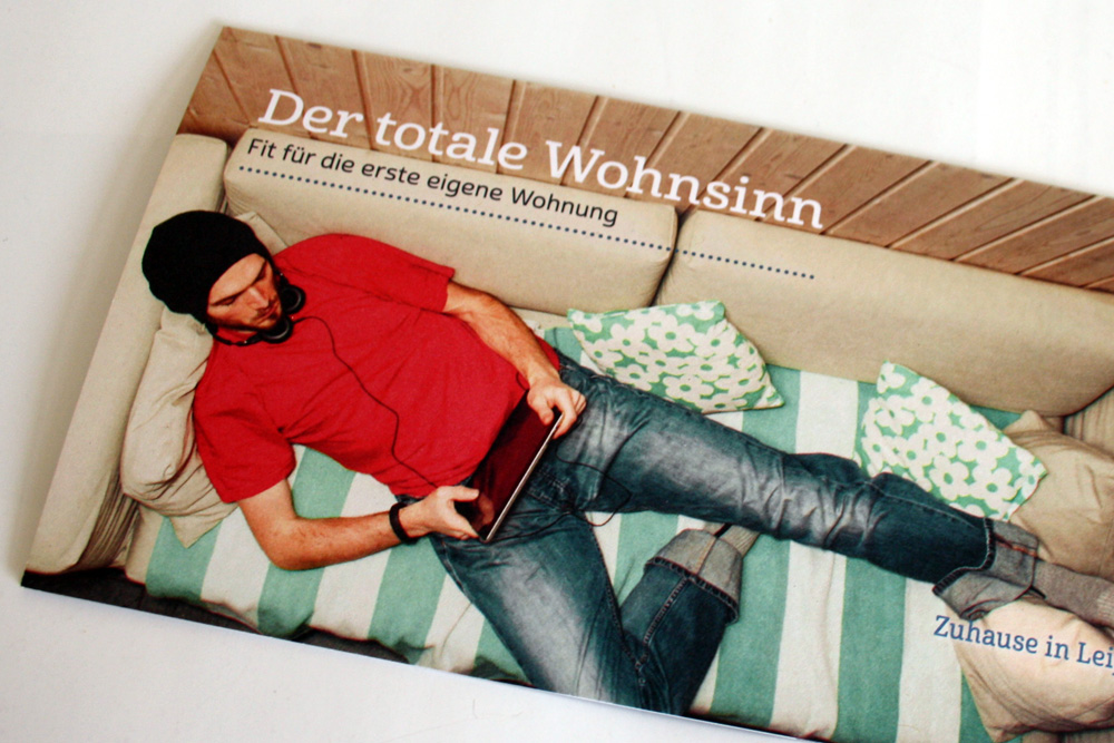 Einladungskarte der LWB: So entspannt kann man liegen, wenn man die Haushaltskasse im Griff hat. Foto: Ralf Julke