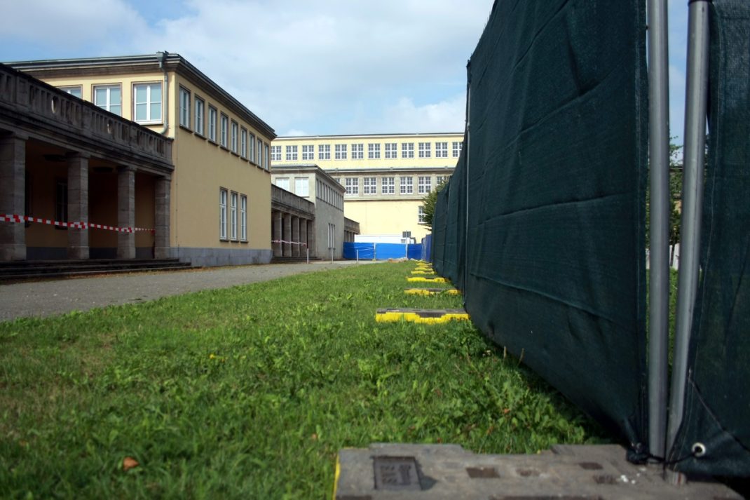 Zaun an der Ernst-Grube-Halle. Foto: Alexander Böhm