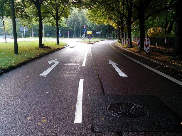Spätestens hier muss man sich auch mit dem Rad links einordnen, wenn man in Richtung Rosental fahren möchte. Foto: Alexander John / ADFC Leipzig