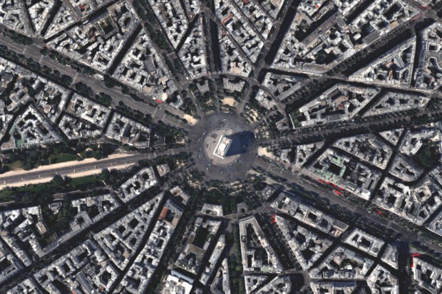 Der Star von Paris: "Etoile". Der Triumphbogen Arc de Triomphe auf dem Place Charles de Gaulle. Foto: Patrick Kulow