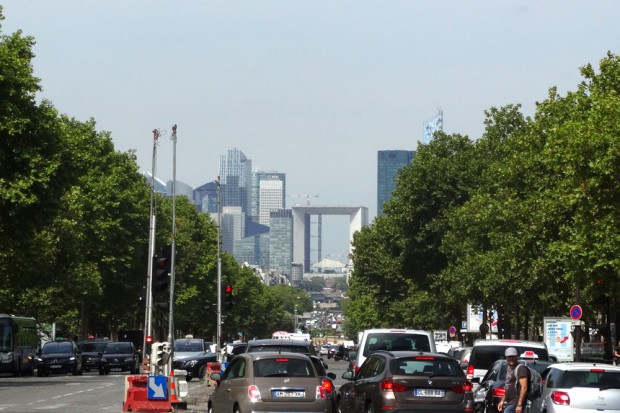 Genau gegenüber der "Champs-Elysées" liegt die Avenue de la Grande Armée. Die Hochhäuser im Stadtteil "La Défense" mit dem "Grande Arch" scheinen so nah. Foto: Patrick Kulow