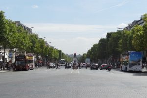 Ein Blick in die Avenue des Champs-Elysées. Die meisten Deutschen kennen sogar nur den Namen „Champs-Elysées“. Die Pariser sagen einfach nur „Les Champs“. Foto: Patrick Kulow