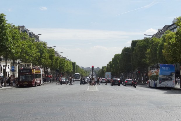 Blick vom Triumphbogen in die Avenue des Champs-Elysées. Foto: Patrick Kulow