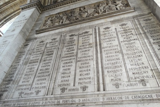 Für die Namen aller Toten Frankreichs, die in den Kriegen der Napoleonischen Ära ihr Leben ließen, reicht selbst der Triumphbogen nicht aus. Ein paar Ausgewählte haben Platz gefunden. Foto: Patrick Kulow