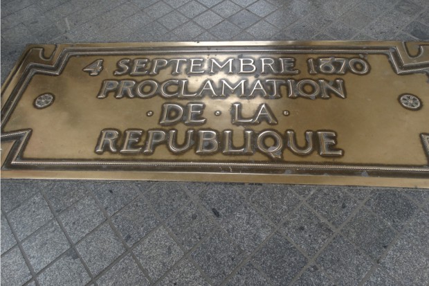 Platte zur Erinnerung an die Ausrufung der (Dritten) Französischen Republik im Jahre 1870. Die mittlerweile fünfte Republik besteht seit 1958. Foto: Patrick Kulow