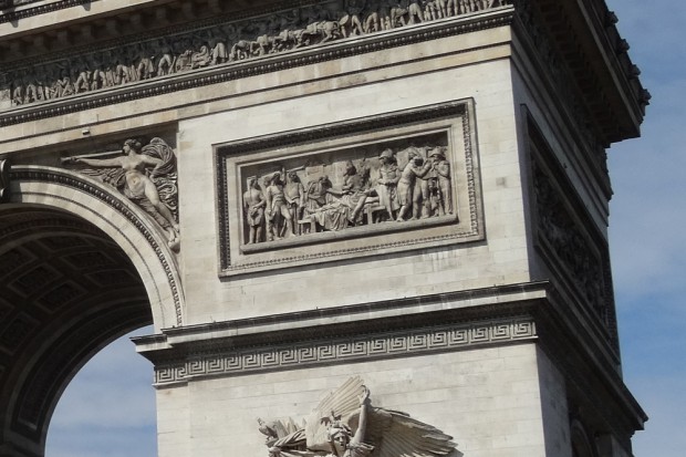Die Reliefs oben (hier: „Das Begräbnis von General Marceau“) sind leider nicht so gut zu erkennen. Foto: Patrick Kulow