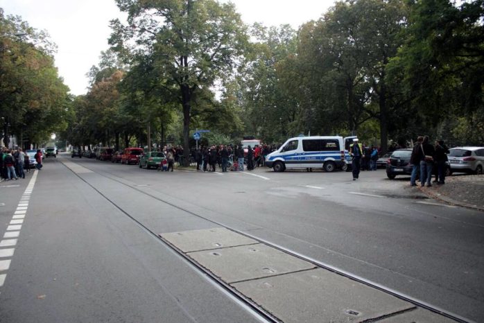 12:30 Uhr am Wiedebachplatz sammeln sich etwa 700 Gegendemonstranten