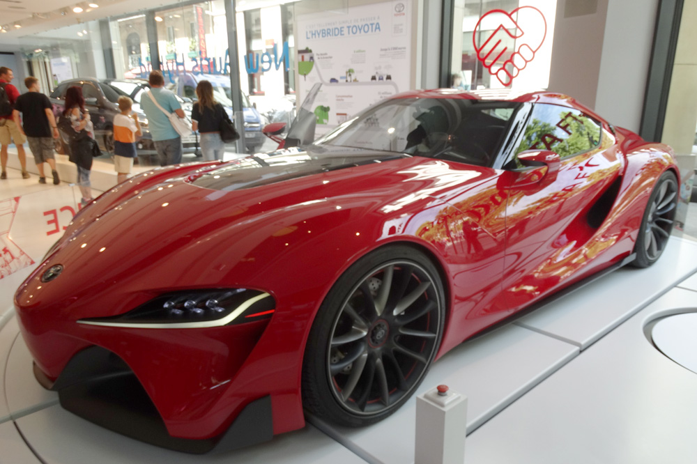 Hier macht auch Männern das Bummeln Spaß: Autosalon auf der Avenue des Champs-Elysées. Foto: Patrick Kulow