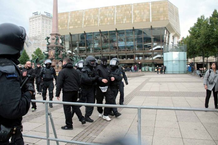 15:10 Uhr: Irgendwann ist es dann genug - Die Polizei führt den vermummten Mann ab, die Feststellung seiner Identität folgt. Foto: L-IZ.de