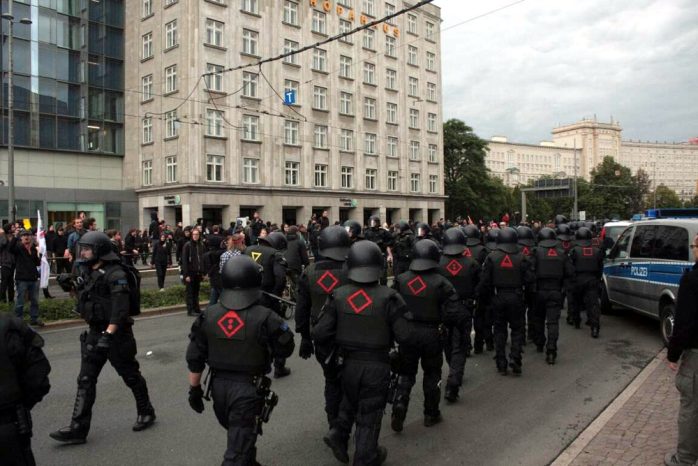 Bereits 15:50 Uhr die erste Polizeimaßnahme am Gewandhaus beim Stadtwerke-Haus. Beide Seiten sind heute deutlich aggressiv. Foto: L-IZ.de