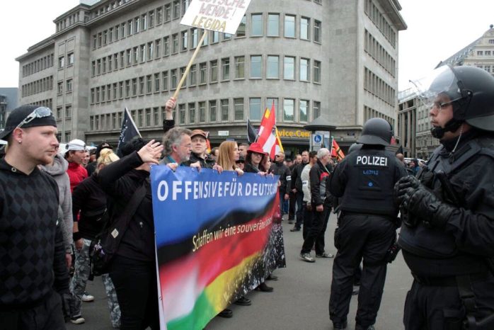 Vorn am Fronttransparent laufen die besorgten Bürger. Foto: L-IZ.de