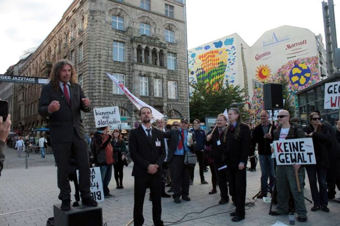 Ansprachen bei Die Partei auf dem sonstigen Aufmarschgebiet von Legida. Foto: L-IZ.de