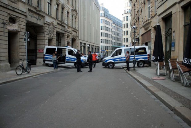 17:40 Uhr: Die Polizei beginnt erneut alles rings um den Demoort abzusperren. Foto: L-IZ.de