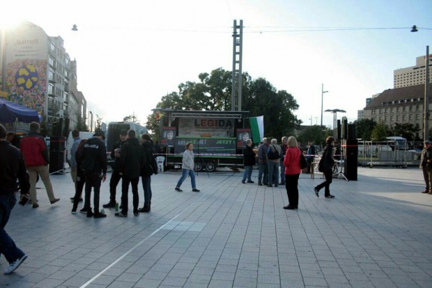 17:50 ist der Platz vor der Legida-Bühne noch fast vollständig verwaist. Foto: L-IZ.de