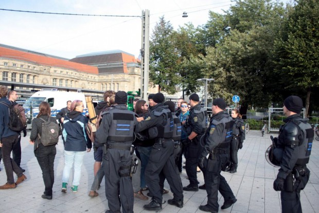 17:50 Uhr. Die ersten Gegendemonstranten sind da. Die Polizei hält Blockierende fest wegen Beleidigungsverdacht. Foto: L-IZ.de