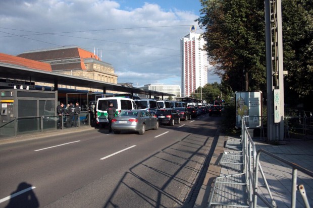 18 Uhr sperrt die Polizei am Hauptbahnhof ab. Foto: L-IZ.de