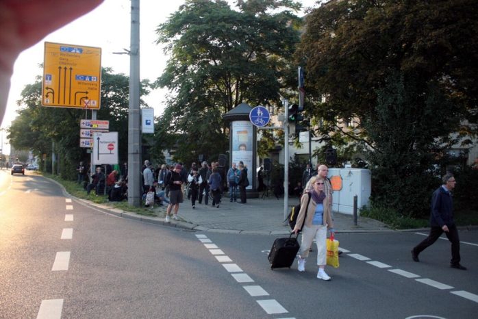 18:10 Uhr: Die ersten Gegendemonstranten vor dem Hotel Astoria. Foto: L-IZ.de