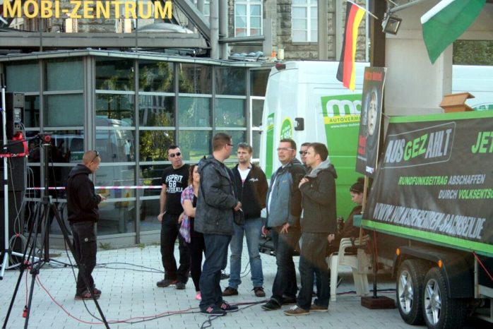 18:10 Einige Legida-Demonstranten um Markus Johnke sind schon da. Foto: L-IZ.de