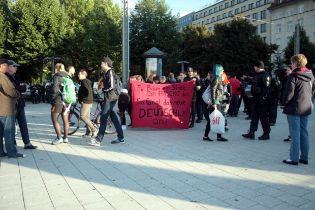18:15 NoLegida - Demonstranten sind auf dem Wagnerplatz müssen diesen aber verlassen. Foto: L-IZ.de