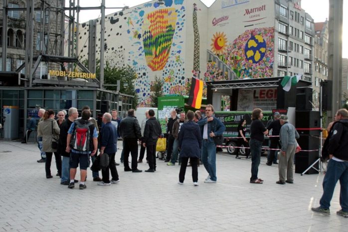 18:17 Uhr: Zirca 50 Teilnehmer sind bei Legida berets eingetroffen. Foto: L-IZ.de