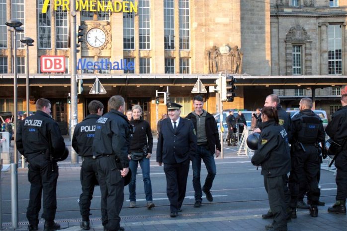18:20 Uh: Leipzigs Polizeipräsident Bernd Merbitz schaut sich das Treiben mal wieder persönlich an. Foto: L-IZ.de