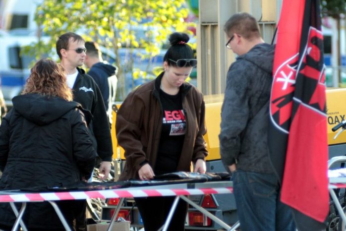 18:40 der übliche T-Shirt-Verkauf bei Legida. Foto: L-IZ.de