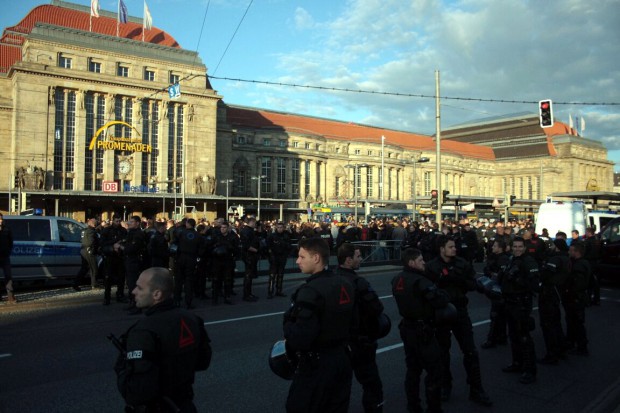 18:40 Gegendemonstranten am Hauptbahnhof. Foto: L-IZ.de